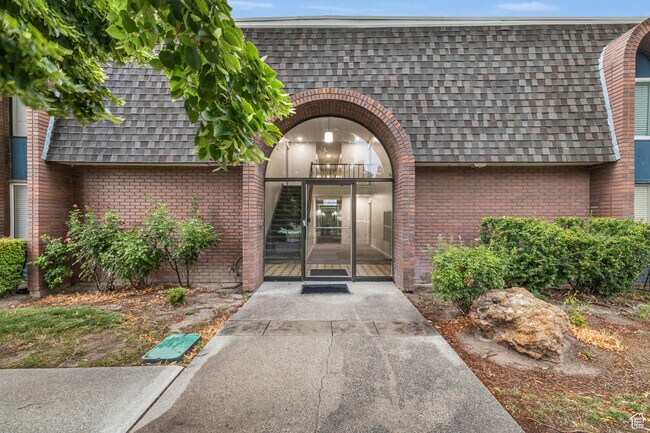 Building Photo - 34 W Lester Ave