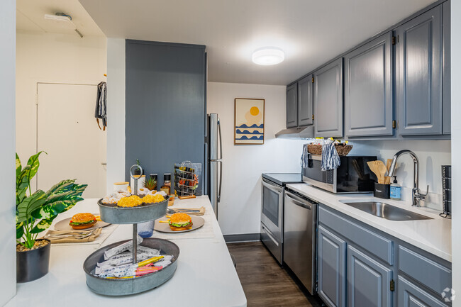 2BR, 1BA - 713SF - Kitchen - The Canyon