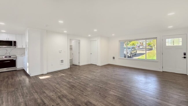Building Photo - Updated Rambler in Prime Kirkland Location