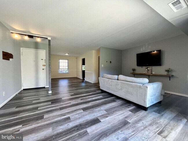 Foto del edificio - 6022 Westchester Park Dr