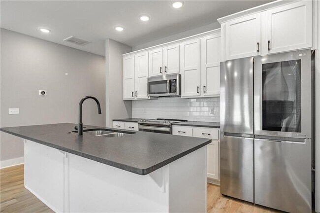 Building Photo - 608 W Maple St