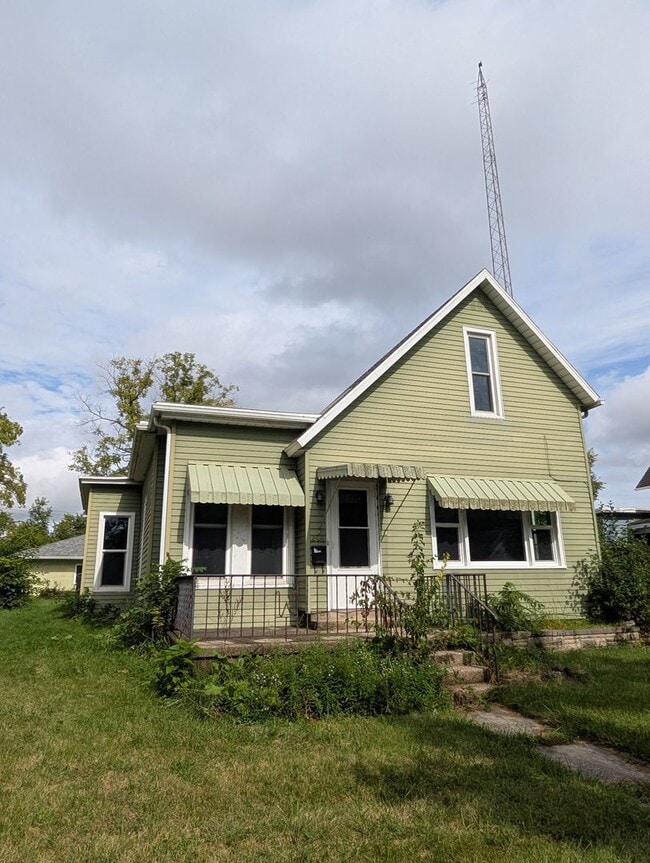 Building Photo - 208 Crescent St
