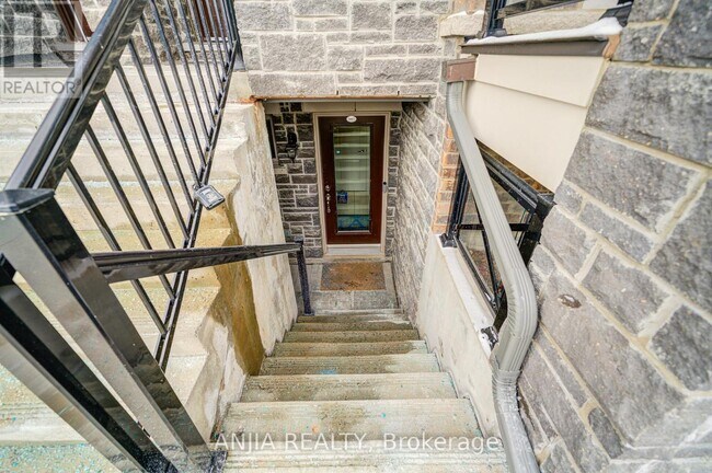 Building Photo - 55-1055 Lindcrest Manor
