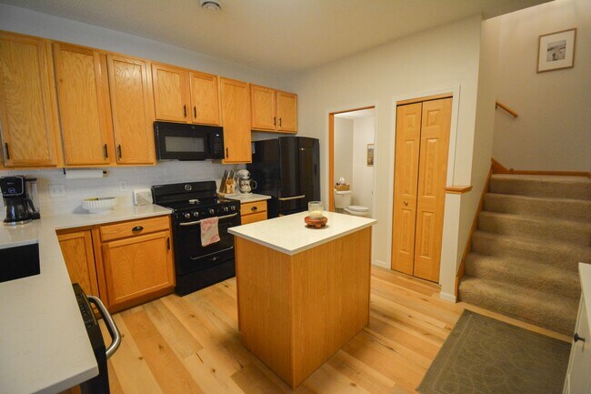 Foto del edificio - Stunningly Update 2 bed 1.5 bath Townhome ...