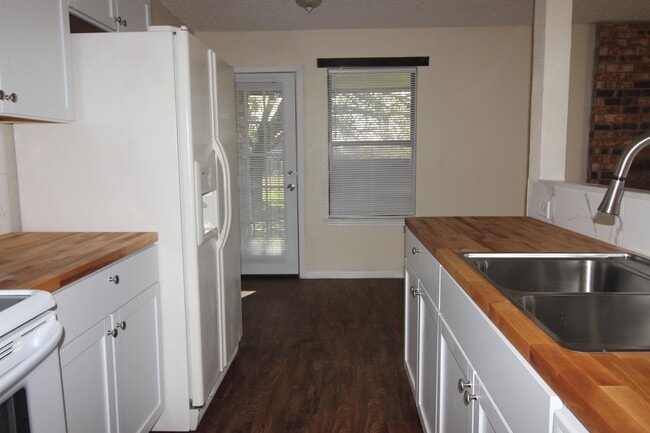 Building Photo - 4804 Rainbow Cir