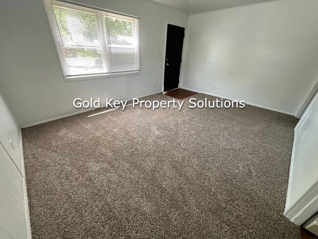 Building Photo - Updated 2 Bedroom/1 Bath with New Carpet a...