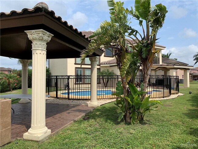 Building Photo - 3302 Los Lagos Dr