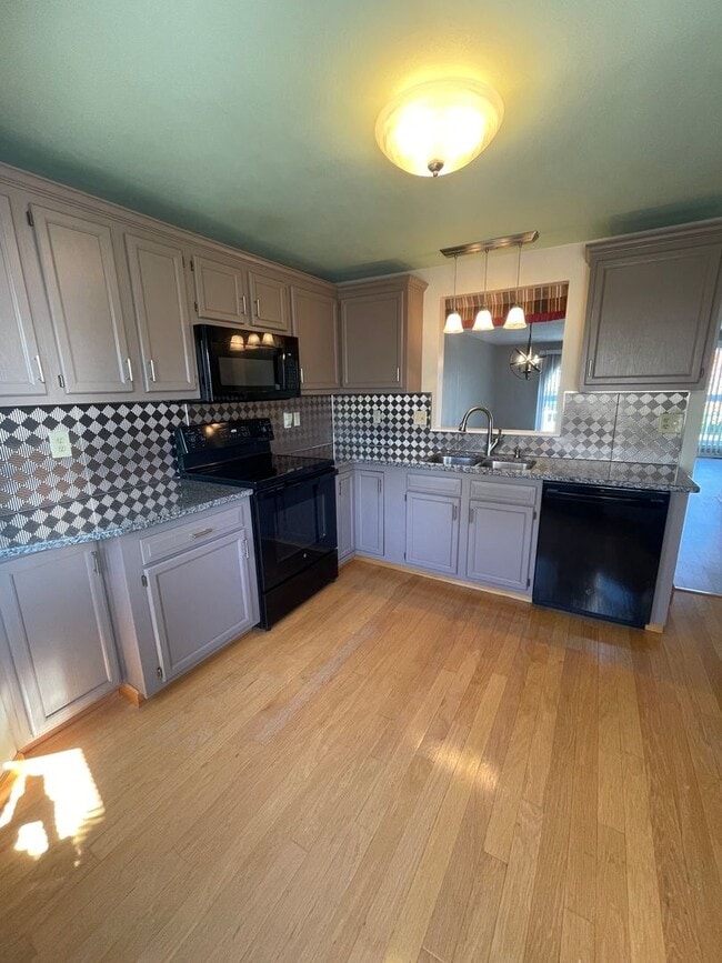 Building Photo - Baldwinsville Townhome - 2 Bedrooms 1.5 ba...