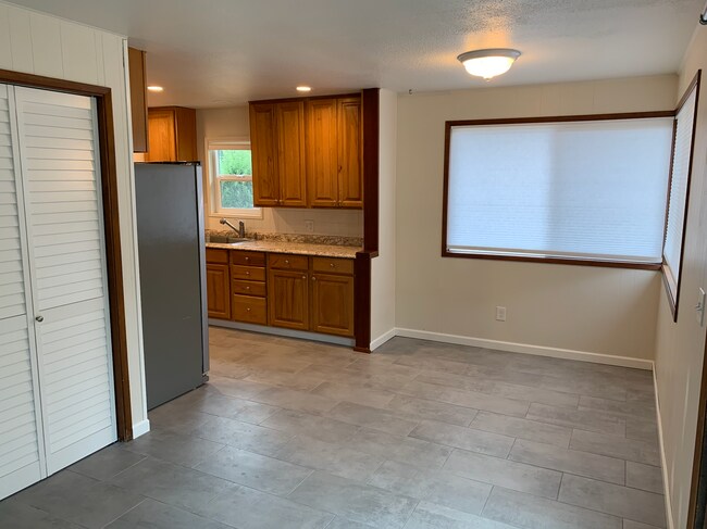 Dining room - 1499 NE Tagholm Rd
