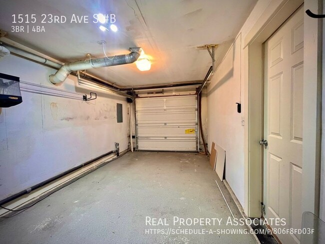 Foto del edificio - Spacious Townhouse with Yard!