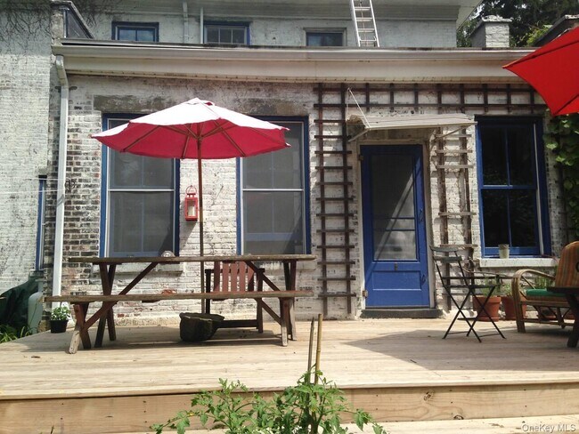 Foto del edificio - 225 Barrytown Rd