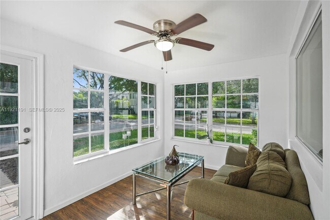 Foto del edificio - 924 El Rado St