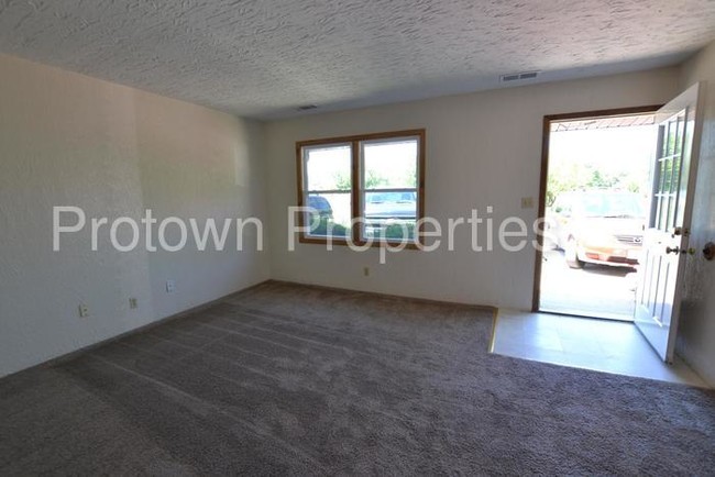 Building Photo - 650 Meadowood Ln