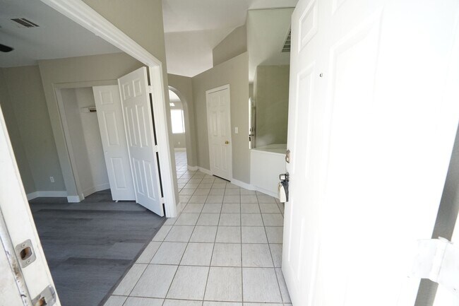 Foto del edificio - SHOWINGS AVAILABLE NOW