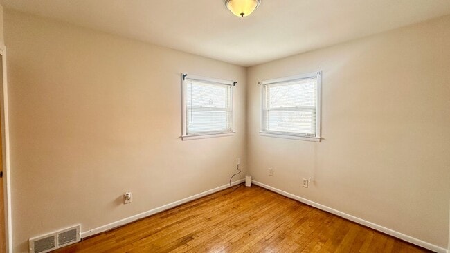 Foto del edificio - Three Bedroom Brick Ranch in Oak Park with...