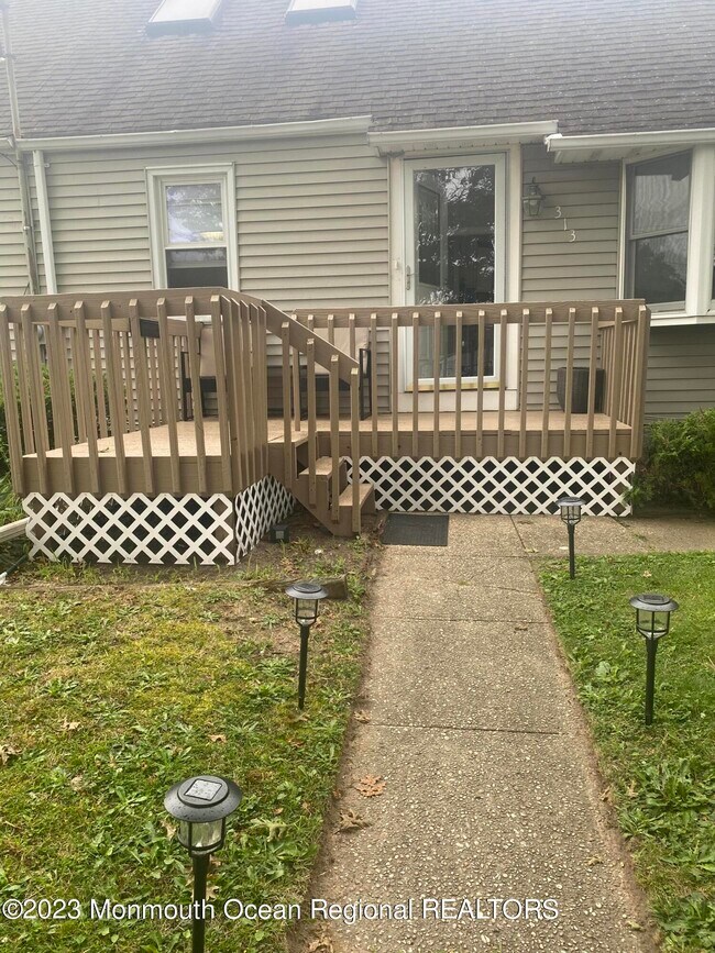 Building Photo - 313 Yorke Ave