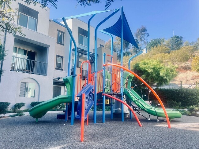 Building Photo - Skyline Vista Townhome with 3 Master Bedrooms