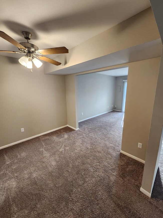 3BR, 2.5 bath- 1,675 sq ft dining room to living room - Willow Oaks