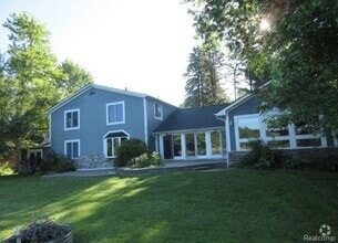 Building Photo - 4870 Lakeview Blvd