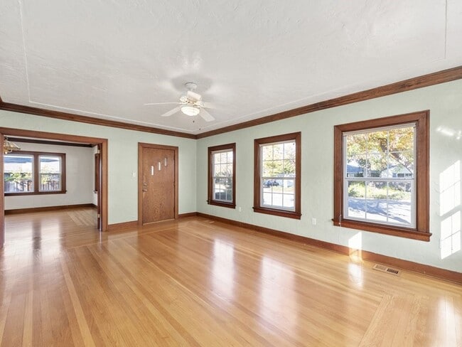 Building Photo - Beautiful Home in Quaint Neighborhood