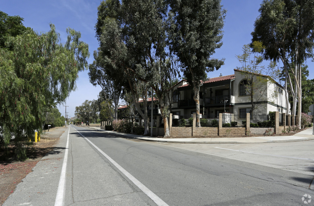 Foto del edificio - Lakeview Village