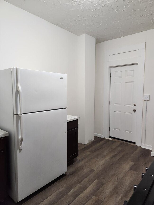 Foto del edificio - 4 br, 1.5 bath House - 468 WALNUT STREET
