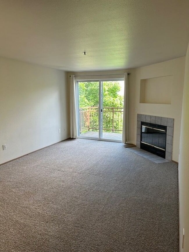 Building Photo - Greenwood 1 Bedroom on Top Floor