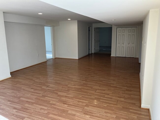 Building Photo - 2 Bedroom/1 Bathroom Basement Unit for Ren...