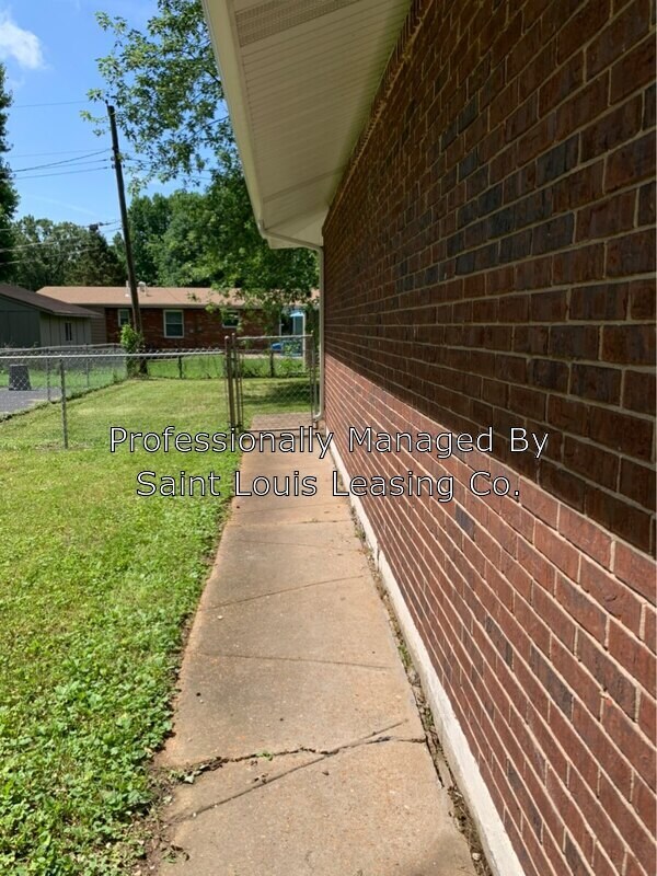 Building Photo - 1140 Soria St