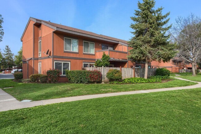 Building Photo - AVAILABLE NOW! $3,190 / 3 BR STUNNING CENT...