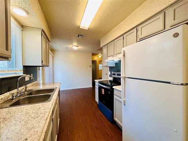 Foto del edificio - 8802 Pineridge Dr