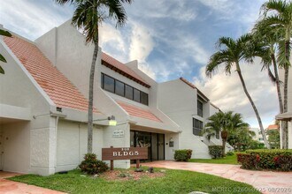 Building Photo - 303 Racquet Club Rd