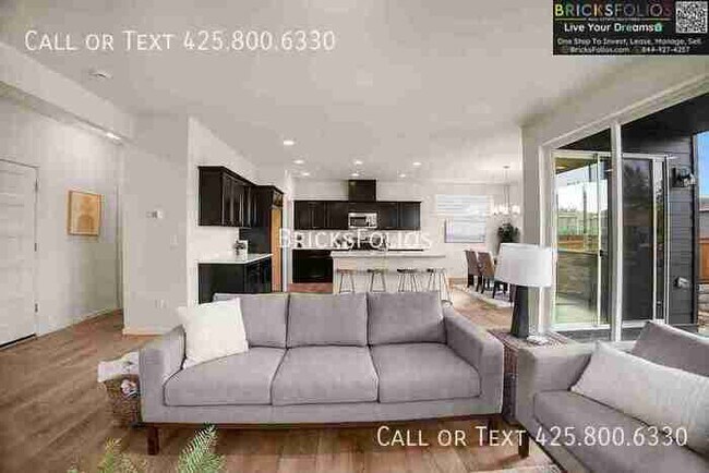 Foto del edificio - Live Brand-New in the Heart of It All. Lak...