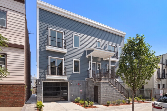 Building Photo - 66 Poplar St