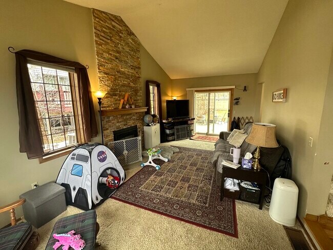 Building Photo - Beautiful 3 bedroom, 3 bathroom Home in Li...