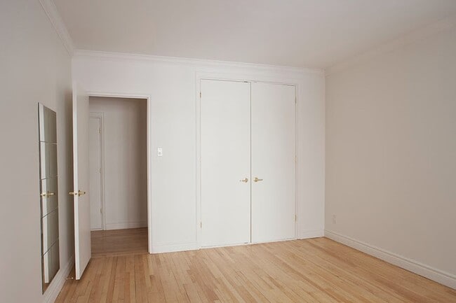 Building Photo - 3495 Rue de la Montagne