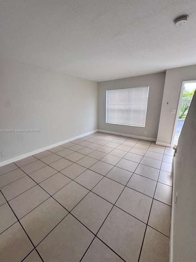 Building Photo - 4605 NW 9th Dr
