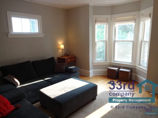 Building Photo - Charming 3 bedroom near Minnehaha Creek!