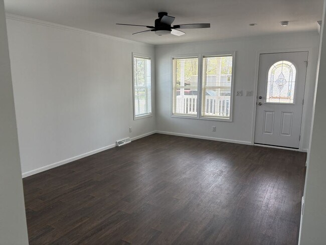Building Photo - 13940 Burgundy Ave