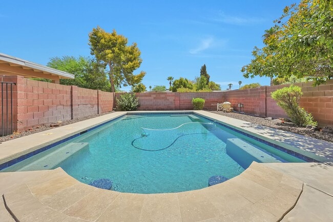 Foto del edificio - Large 6 Bedroom near Broadway & Rural!  POOL WITH SWIM UP BAR!