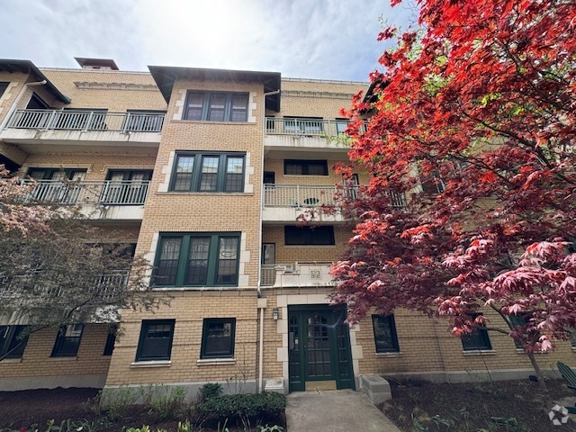 Building Photo - 4312 N Clarendon Ave