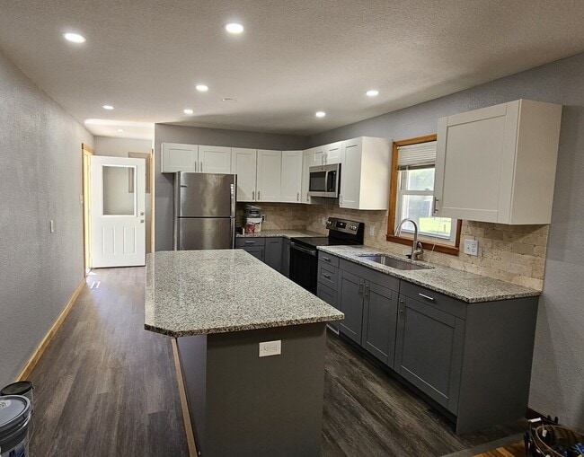 Building Photo - 1129 S. Summit
