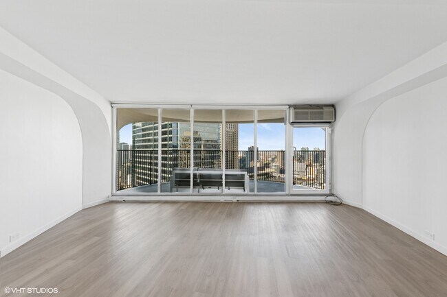 Foto del edificio - 300 N State St