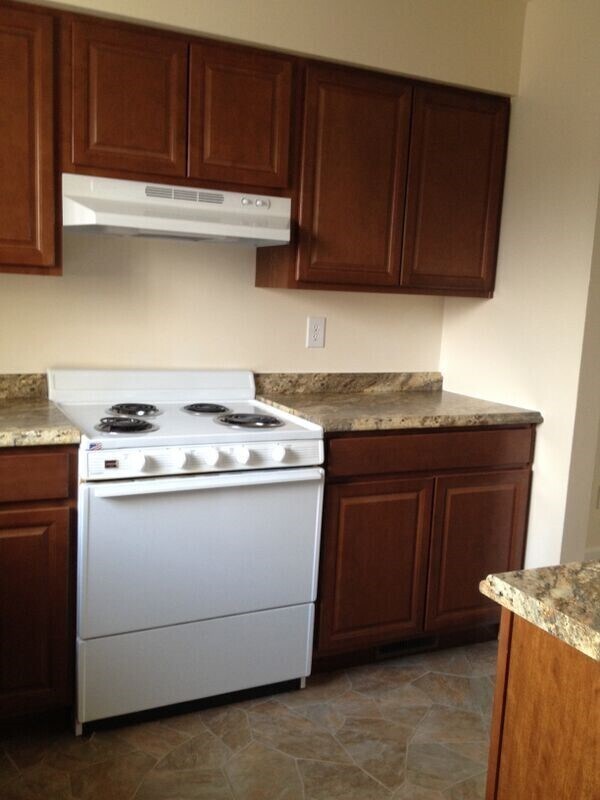 Foto del edificio - 4 bedroom, 2 bath Townhouse in Whittington...