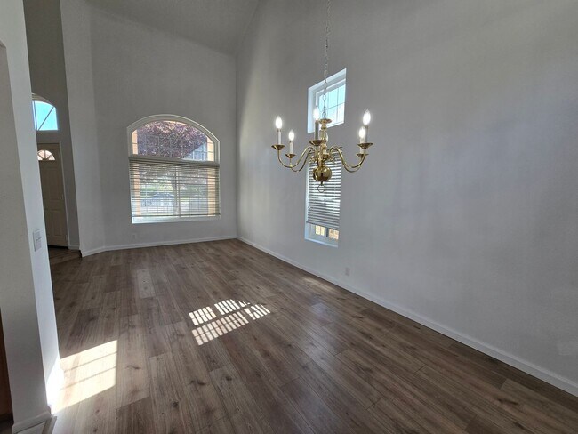 Building Photo - 2602 Overland Ave
