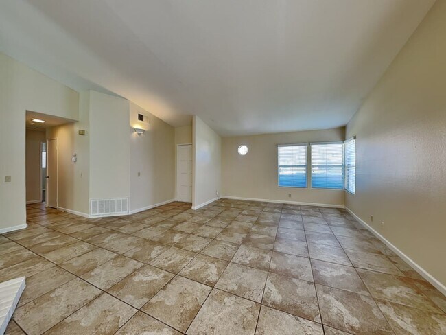 Building Photo - 43375 Peartree Ln
