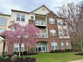 Building Photo - 2005 Whispering Ponds Ct