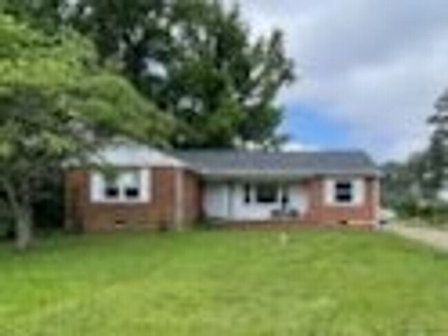 Building Photo - Charming Henrico Three Bedroom Rancher Ava...