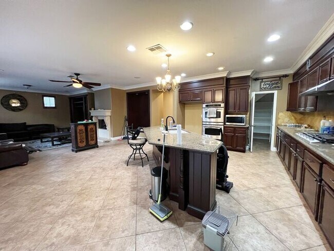 Building Photo - New Listing!