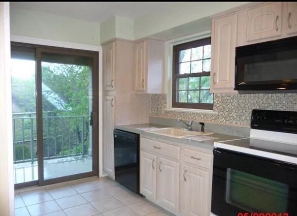 Kitchen - 323 Gill Ln